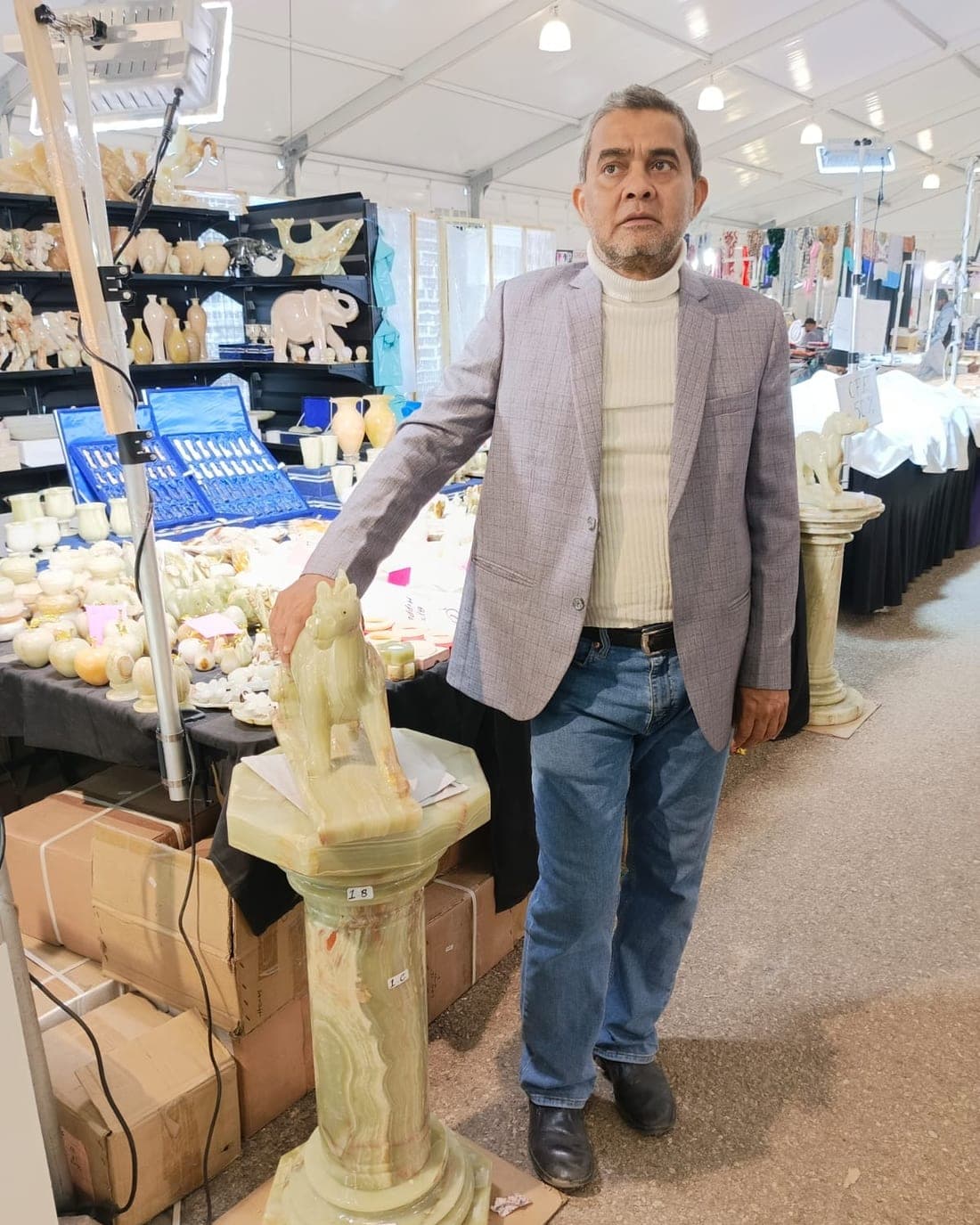 Un pedestal de ónice torneado y un caballo tallado